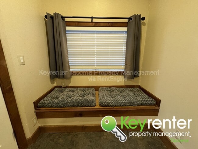 Building Photo - 356 7th St SE