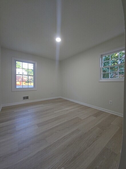 Building Photo - 2347 Greenway Dr