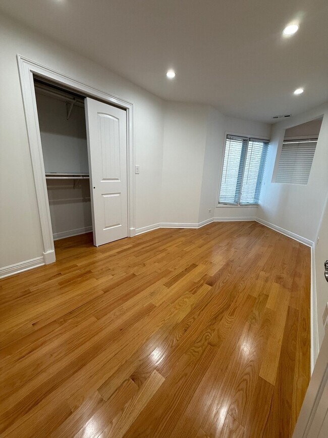 Building Photo - 5747 N Sheridan Rd