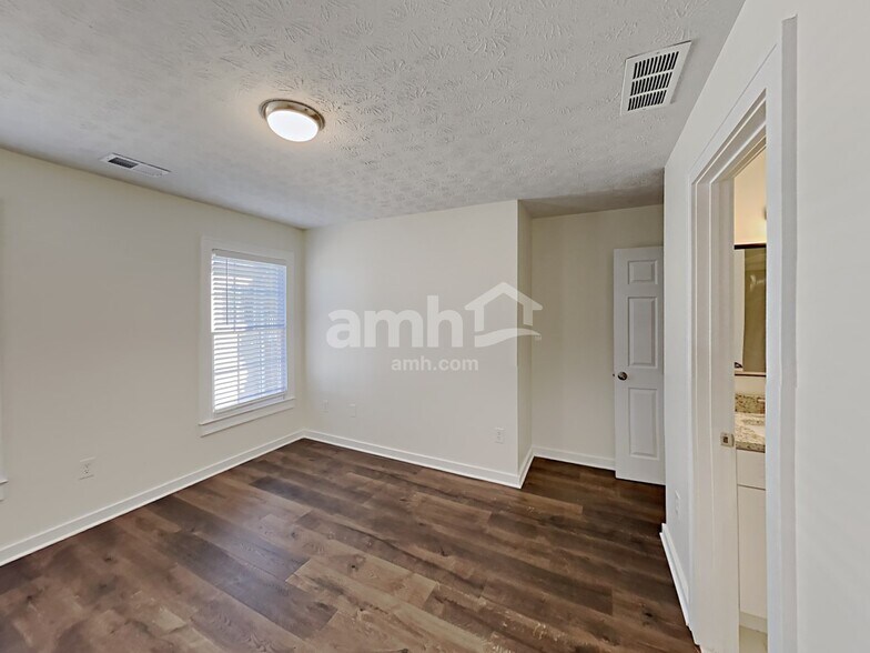 Building Photo - 3075 Kings Dr