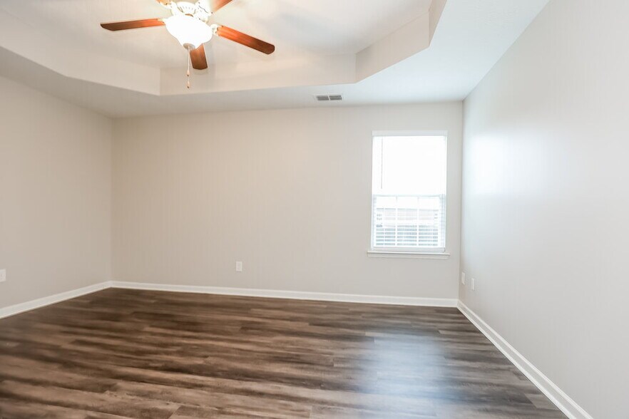 Building Photo - 321 Birchclay Point N