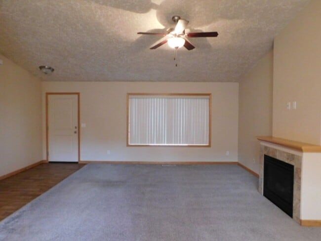 Building Photo - 3Bd/2Ba Single Story House - Available To ...