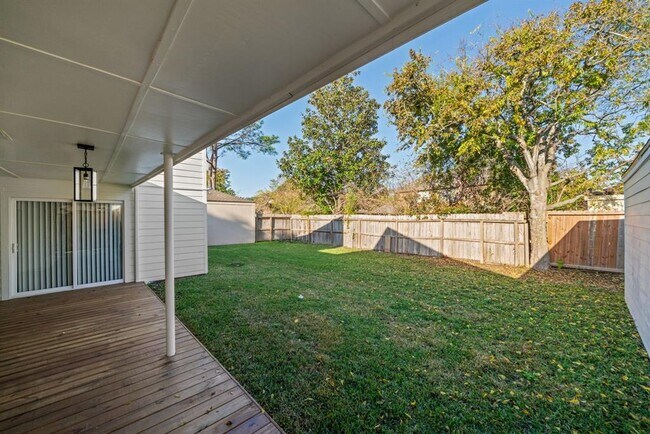 Building Photo - 11422 Lakeside Pl Dr
