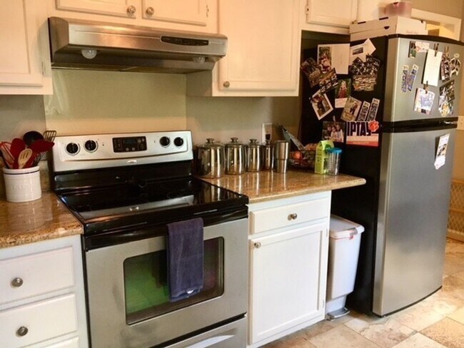 Building Photo - 2BD + Office Space/2.5 Bath - Townhome in ...