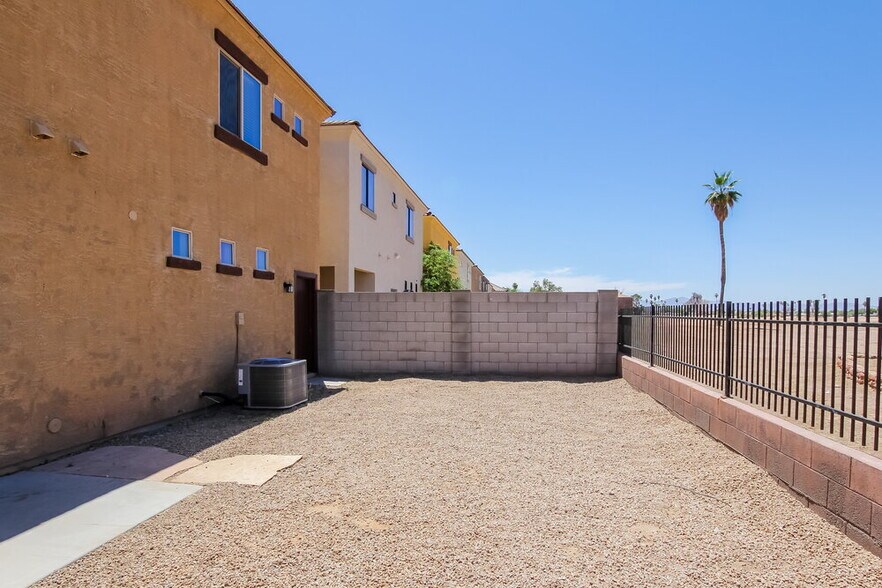 Building Photo - 10320 W Devonshire Ave