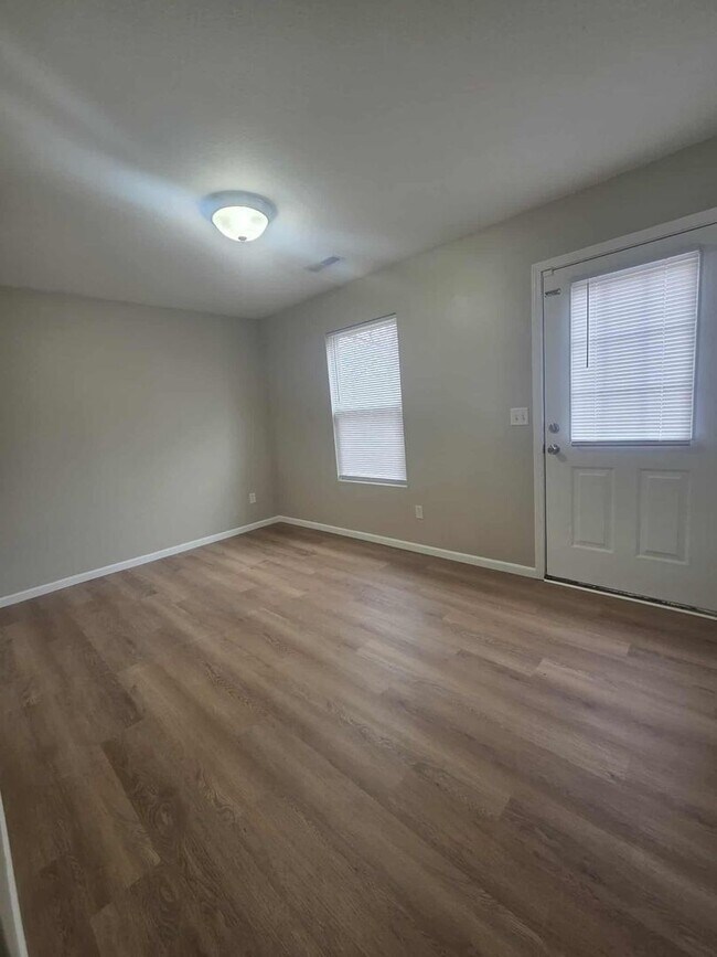 Building Photo - 936 W 8th St