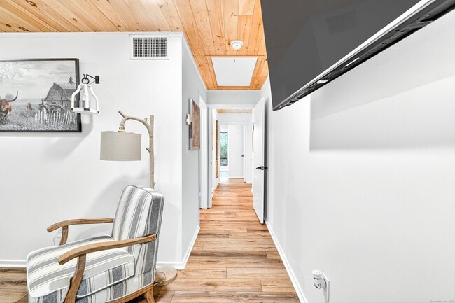 Building Photo - 401 Heritage Vlg