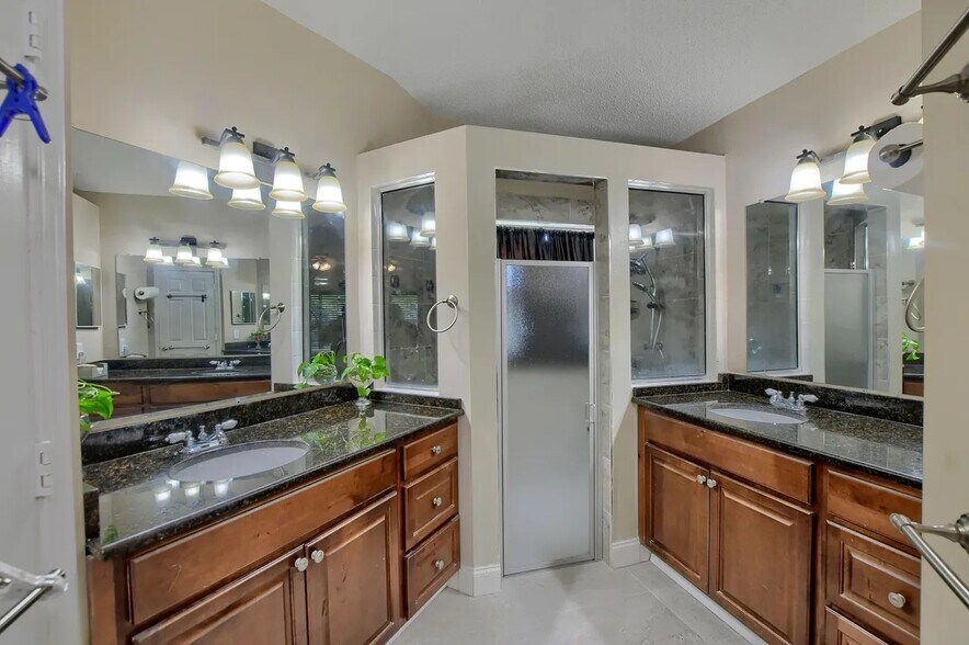Master Bathroom - 7927 Manor Forest Blvd