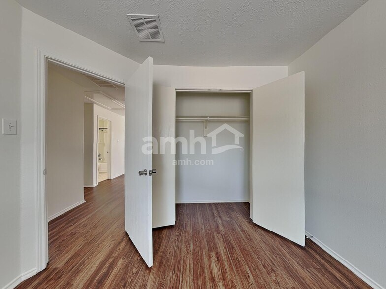 Building Photo - 6830 Shallow River Ct