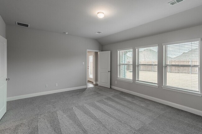Building Photo - 5917 Bellflower Dr