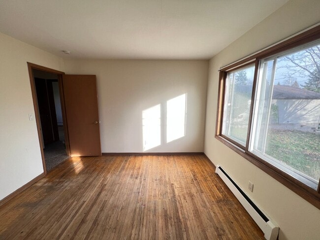 Building Photo - AVAILABLE JUNE 2025! HUGE 5 Bedroom, 2 Bath Home by UMD!