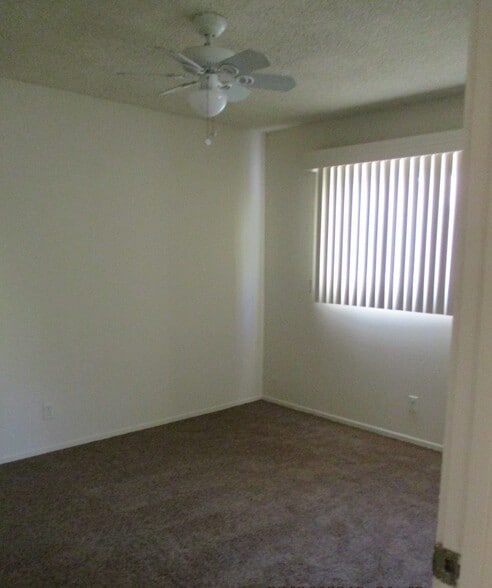 Building Photo - 1181 E Hollyvale St