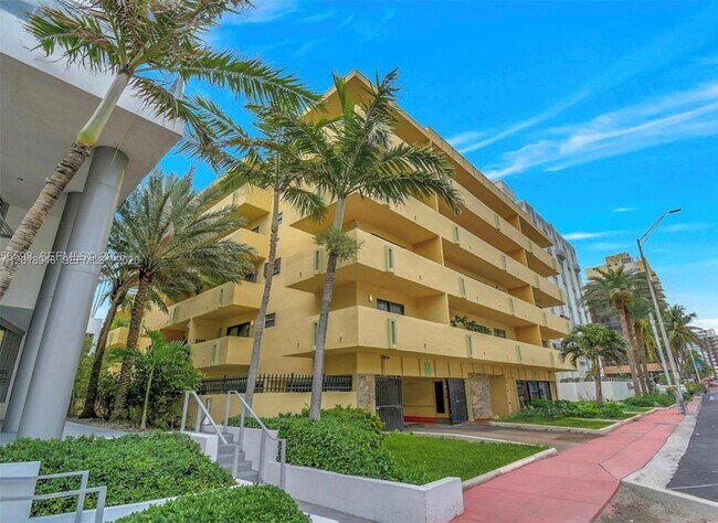Building Photo - 2924 Collins Ave