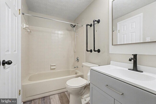 Building Photo - 1713 Chesterfield Square