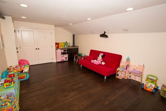 Building Photo - Beautiful 4 Bedroom/4 Bath in Belle Isle w...