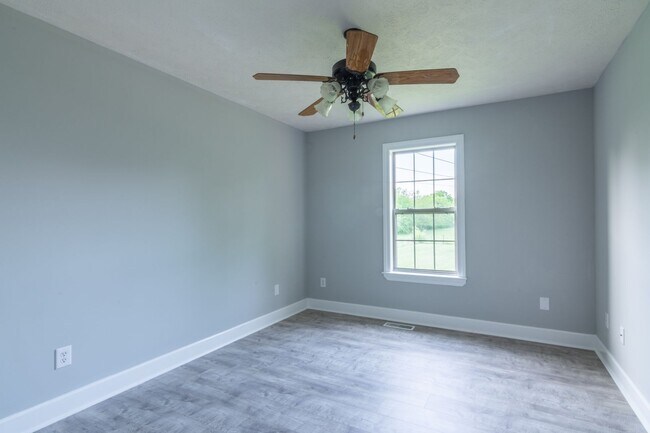 Building Photo - 3 Bed, 2 Bath, 2350sqft, 5.86acres