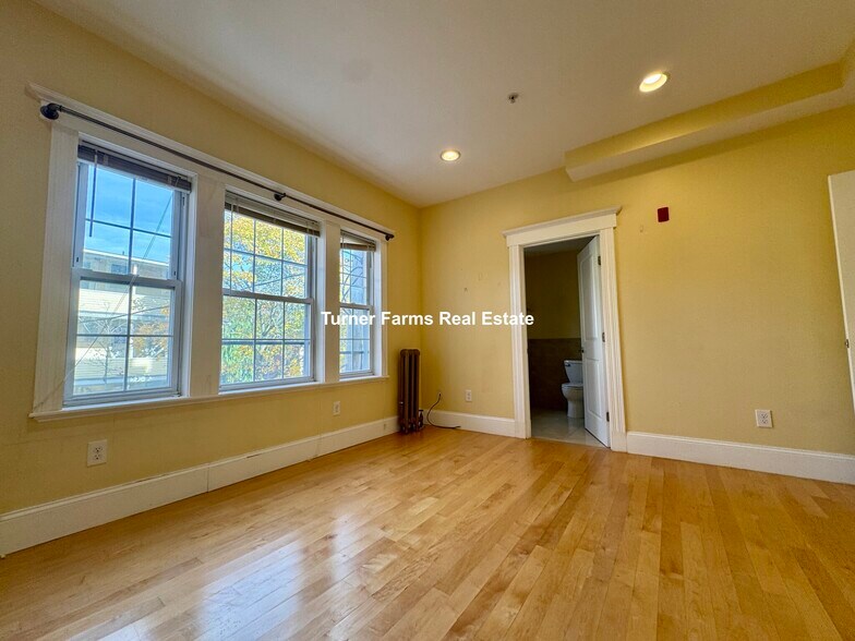 Building Photo - 156 Magazine St