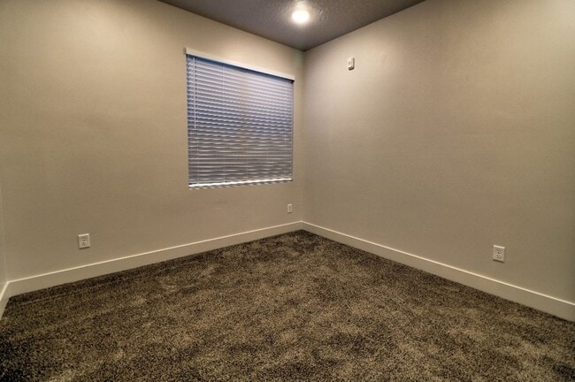 Building Photo - 2 Bedroom 1 Bathroom Apartment