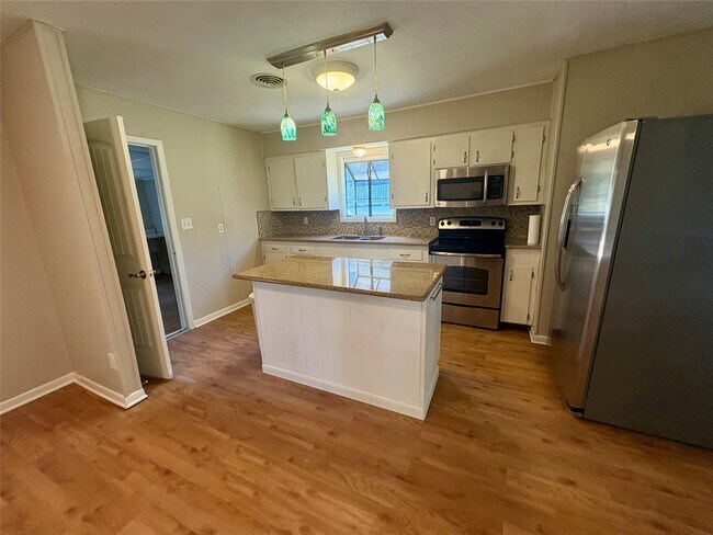 Building Photo - 101 Pine Shadows Ln