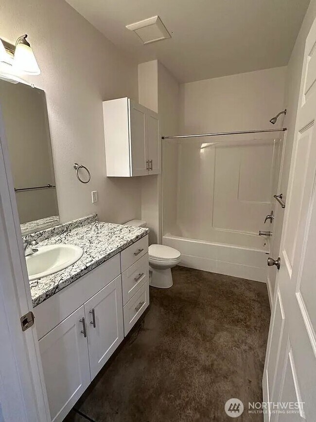 Building Photo - 3 Bedroom Unit in 4 Plex, close to Downtown Moses Lake!