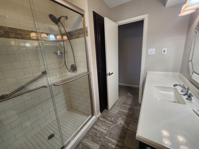 Building Photo - 2425 Kristen Dr