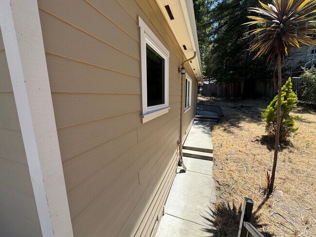 Building Photo - Beautiful 3 Bedroom/2 Bathroom Plus Bonus Room in Ben Lomond