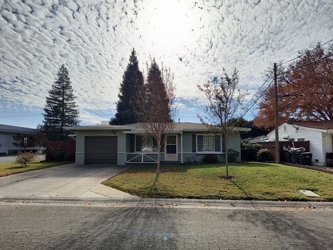 Building Photo - Fabulous home with huge park like yard!