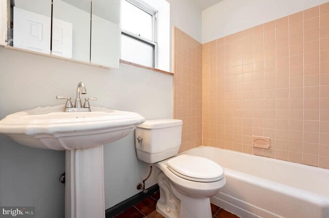 Building Photo - 1327 Snyder Ave