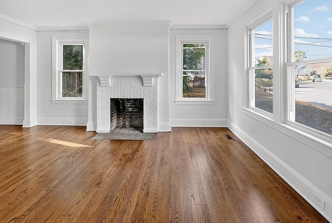 Building Photo - 326 Westhampton Ave