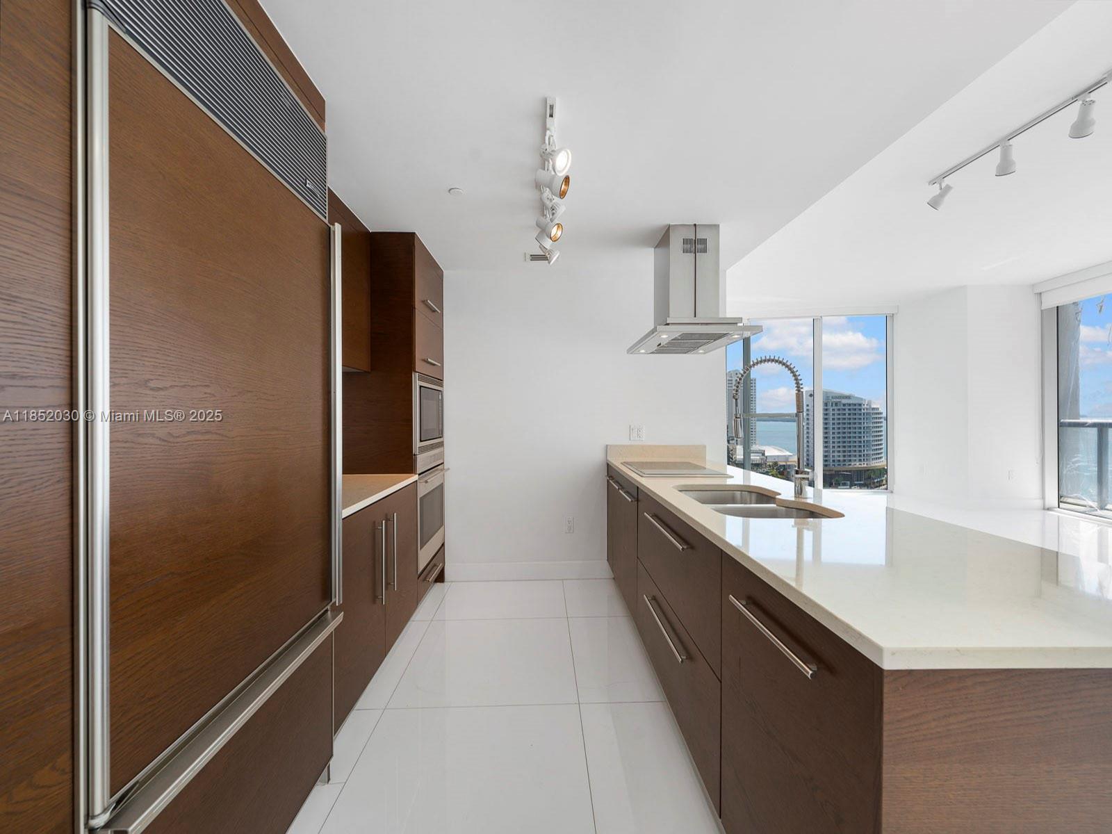 Building Photo - 495 Brickell Ave