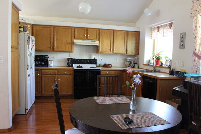 kitchen - 2350 Moorgate Dr