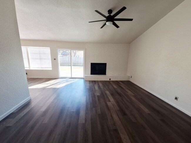 Building Photo - 1005 Ridgeline Dr