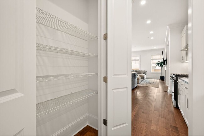 Building Photo - 4 bedroom 4.5 bath townhouse @ Midtown!
