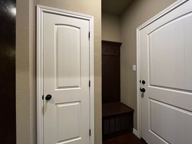 Building Photo - AVAILABLE NOW:  3 bedroom house