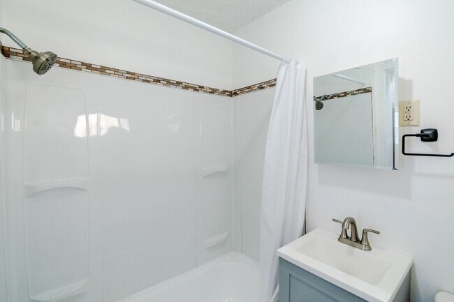 Building Photo - Four Bed Norris Square Home