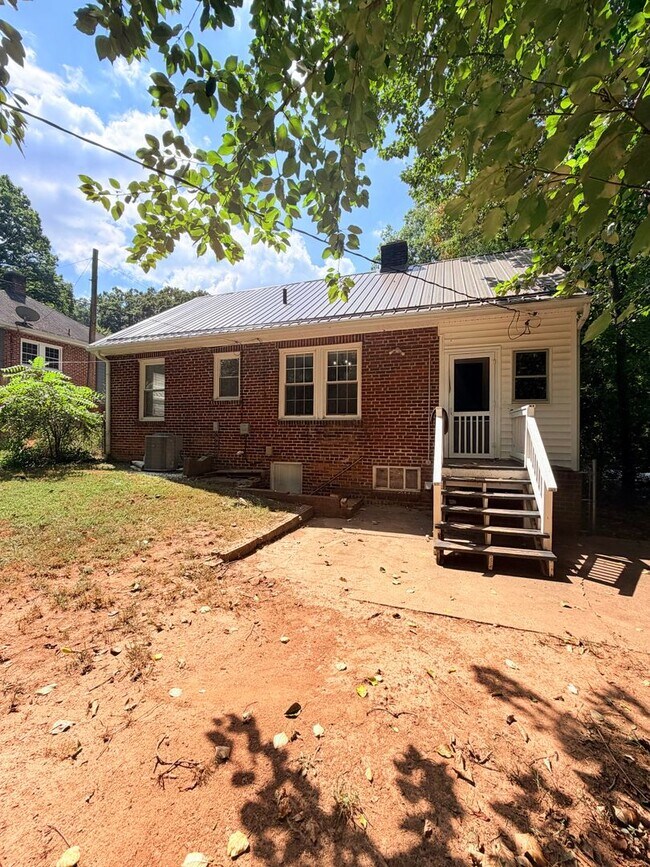 Building Photo - 14 Enka Pine St