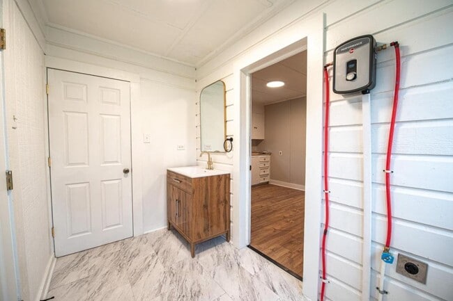 Building Photo - 1606 TX-21