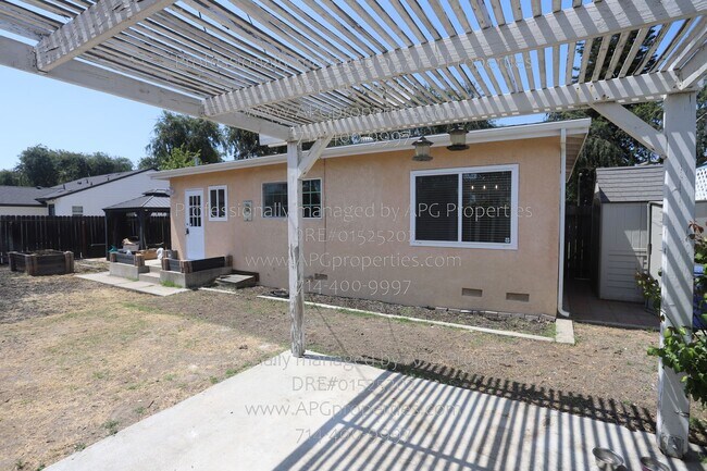 Building Photo - 2016 W Ash Ave