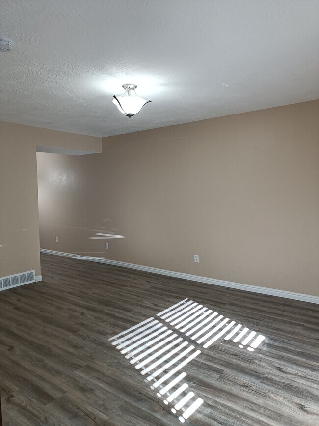 Building Photo - 1305 Monroe Blvd