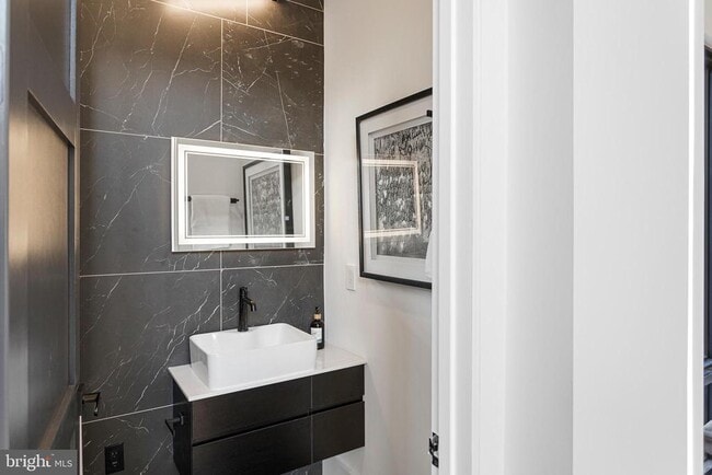 Building Photo - 1733 Chain Bridge Rd