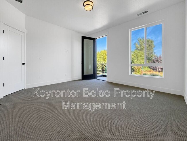Building Photo - 450 E Presidio Ln