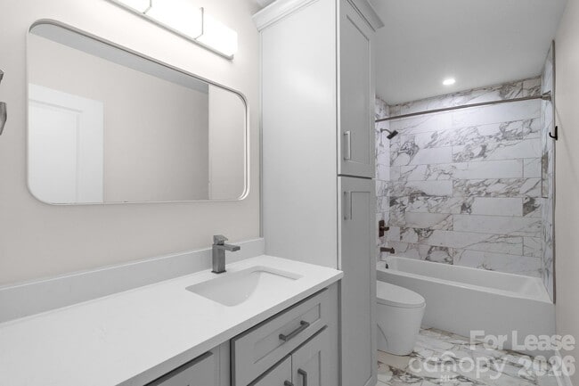 Building Photo - 812 E 18th St