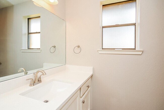 Building Photo - 5014 Meadow Crest St