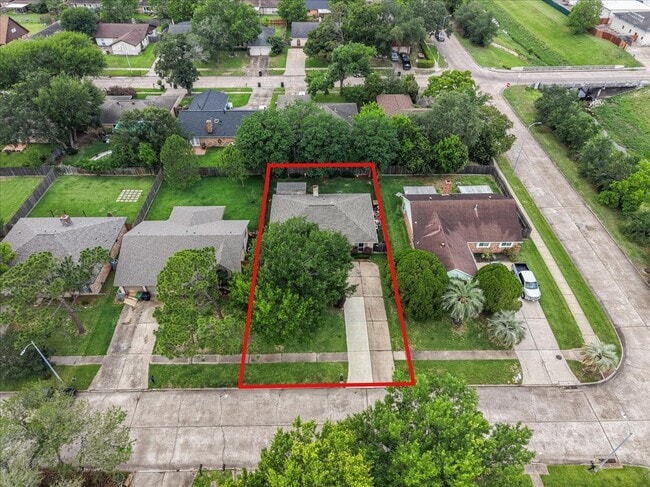 Building Photo - 883 Silverpines Rd