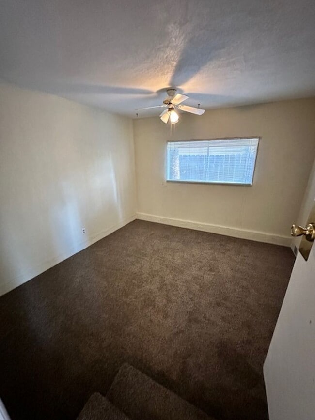 Building Photo - Single level home w/ 3Bd and 2 Ba! Availab...