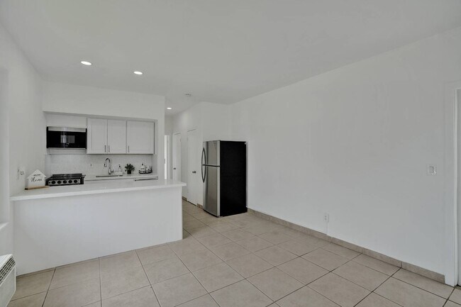 Building Photo - 2160 Bay Dr