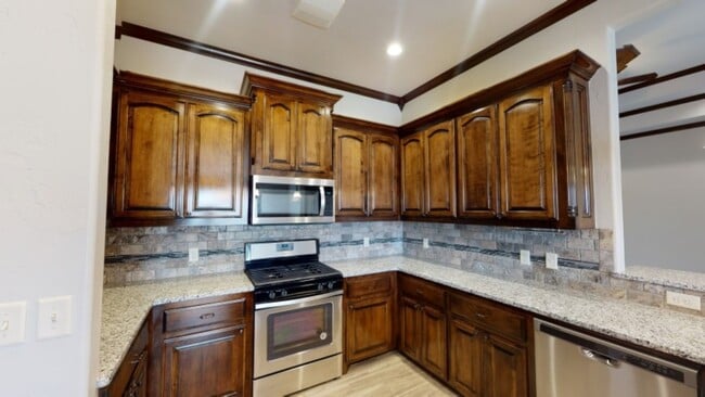 Building Photo - 1621 NE White Rock Dr