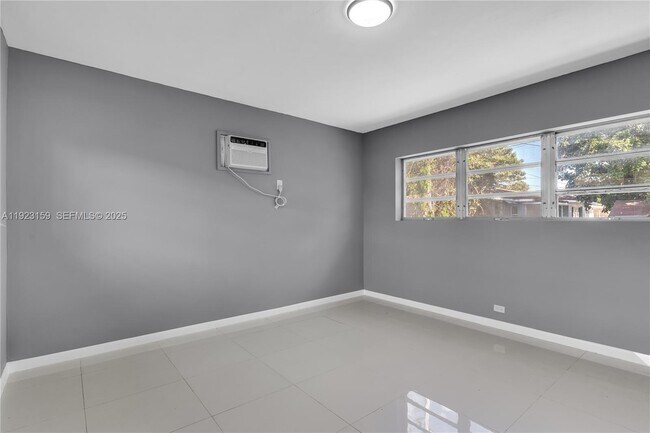 Building Photo - 2221 SW 13th St