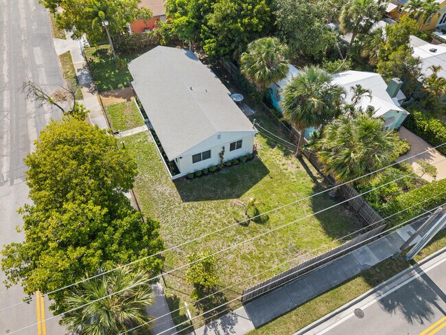 Building Photo - 401 42nd St