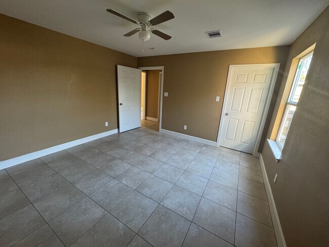 Building Photo - 702 Majorca Dr